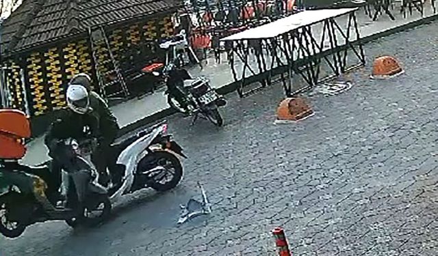 İki motosikletin çarpışma anı güvenlik kamerasında