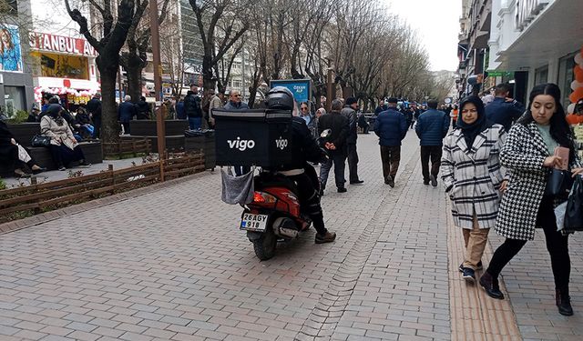 Girmemeleri gereken yerde hem hız yapıp hem de yayalara korna çalıyorlar