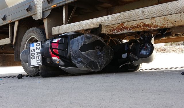 Motosikletli sürücü kamyonetin altında kaldı