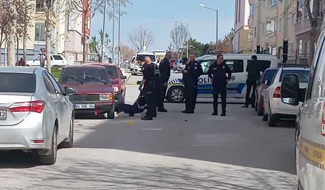 Eşini öldürmek için gittiği evde polisi görünce kendini vurdu