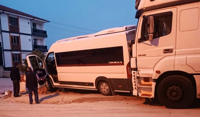 Freni patlayan tır minibüse çarptı