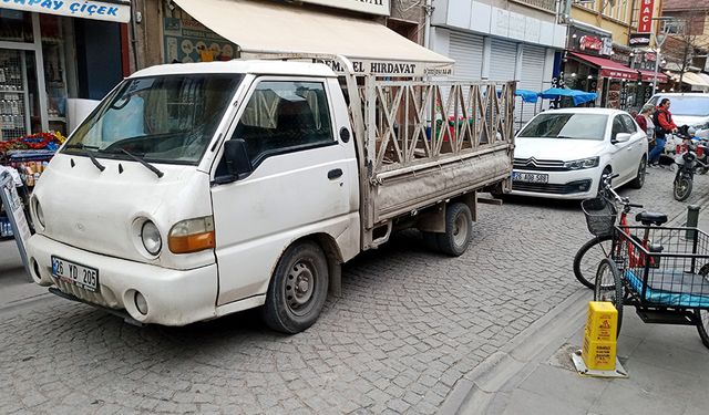 Trafiğe kapalı sokakta araç yoğunluğu yaşanıyor