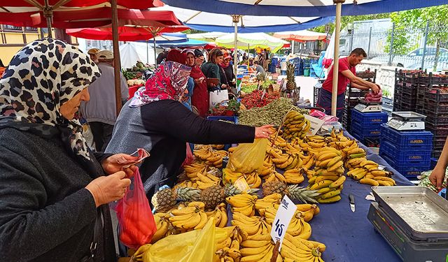 Rengârenk yaz meyveleri tezgâhları süsledi