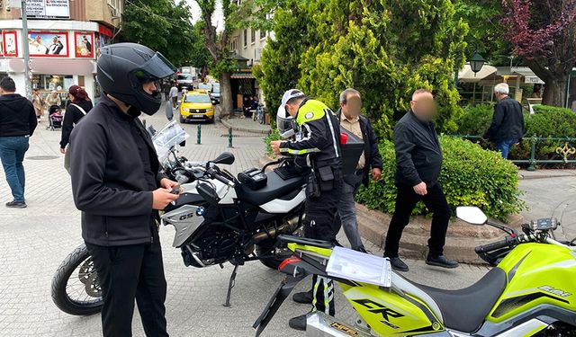 Polis ekiplerinden trafiğe kapalı alanda denetim