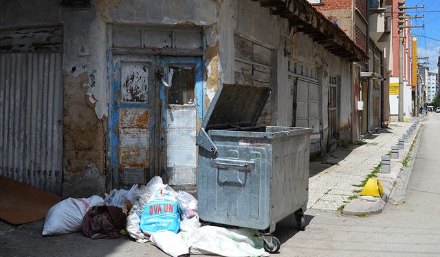 Çöpün yanına bırakılan atıklar tepkiye neden oluyor