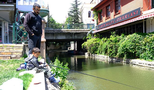 Güzel havayı gören vatandaşlar balık tutmaya çıktı