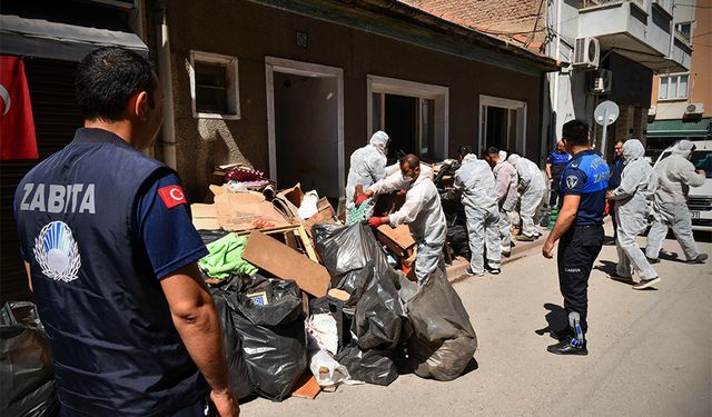 Bir kamyon dolusu çöp çıkarttılar