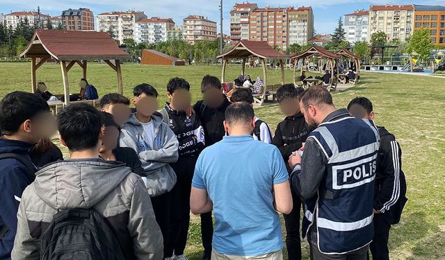 Polis ekipleri parklarda 33 şüpheliyi sorguladı