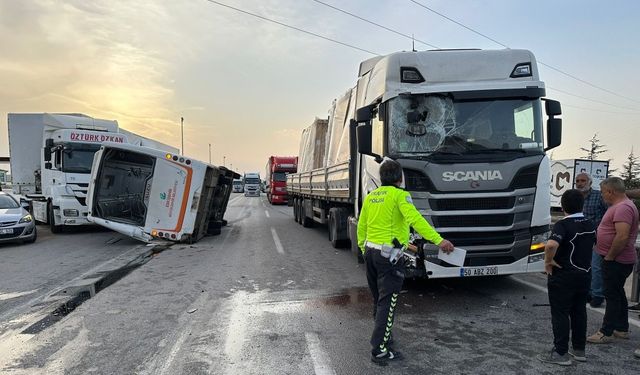 Belediye otobüsü ve 2 tır kaza yaptı: 7 kişi yaralı