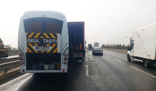 TIR ile işçi servisi çarpıştı: 8 yaralı