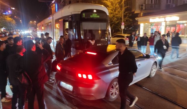 Seyir halindeki tramvay ile otomobil çarpıştı