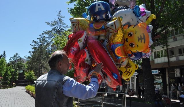 Uçan balonları ağaca takılan seyyar satıcı konuştu