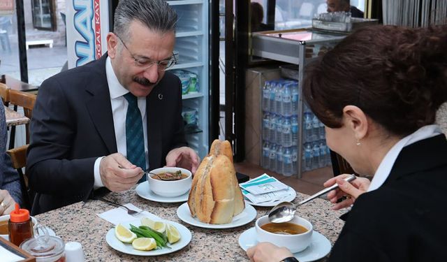 Vali Aksoy ve eşi, Eskişehir’in en köklü lezzet duraklarını ziyaret etti