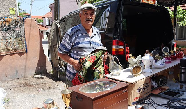 Yarım asra yakındır antika eşya alıp satıyor