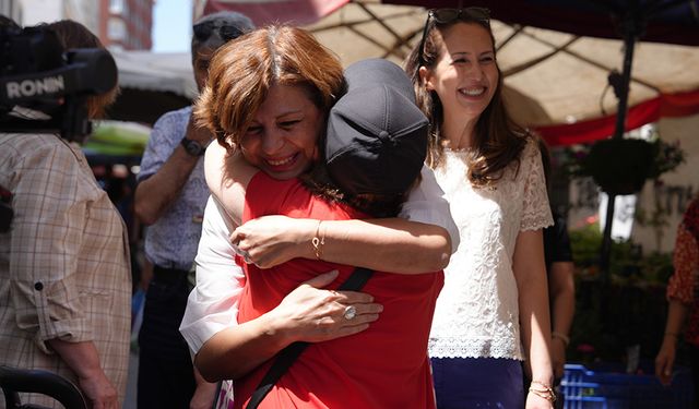 Ayşe Ünlüce pazarda yoğun ilgi ile karşılaştı