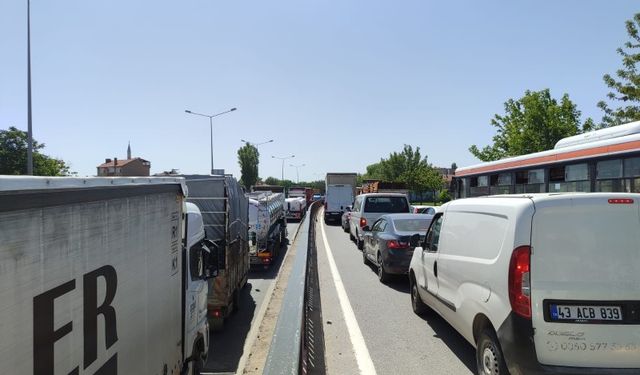 Yol çalışması trafiği kilitledi