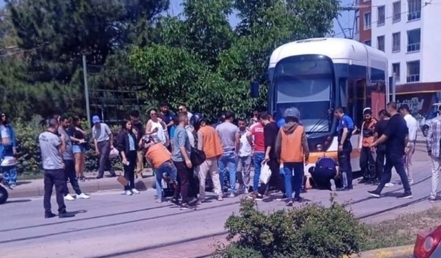 Motosiklet sürücüsü tramvayın altında kaldı