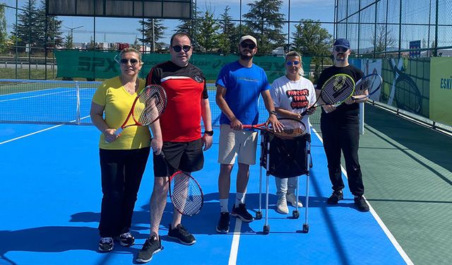 Tenis oynamayı öğreniyorlar