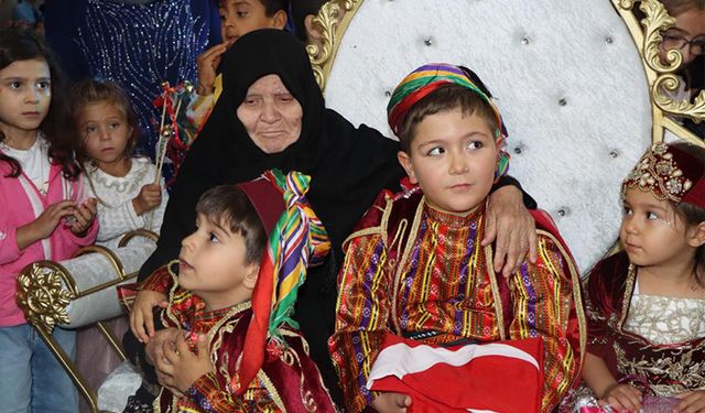 Şehit olan oğlunun emanetini torununa verdi