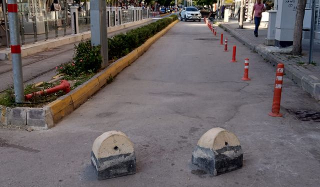 Esnaf yolu taşla kapattı iddiası