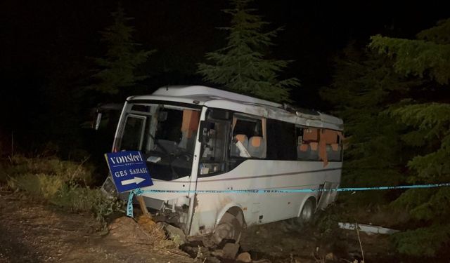 Polis memurlarını taşıyan midibüs şarampole uçtu: 15 yaralı