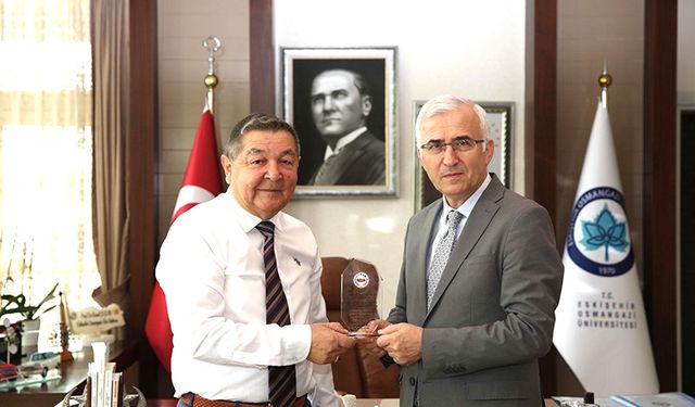 ESVAK'tan ESOGÜ Rektörü Prof. Dr. Kamil Çolak'a plaket takdimi