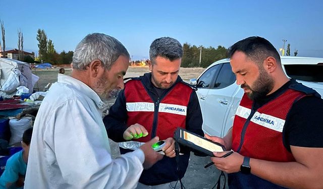 Jandarma 19 şahsı geri gönderme merkezlerine teslim etti