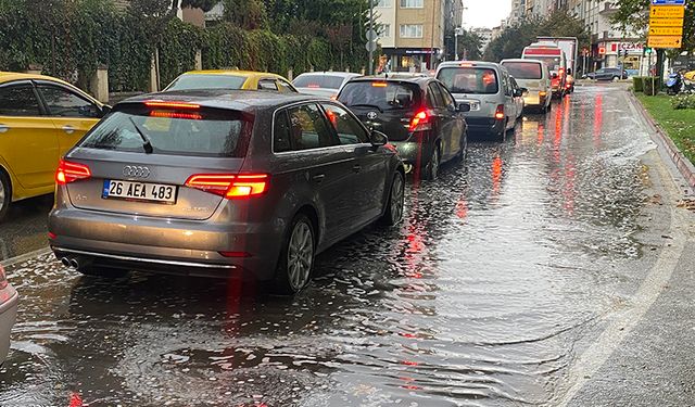 Eskişehir güne yağmurla uyandı