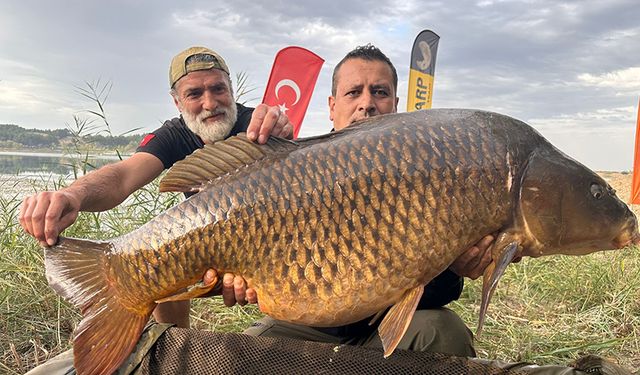 30 yaşında, 27 kiloluk balık, Eskişehirli balıkçıların oltasına takıldı