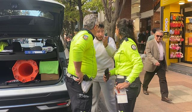 Kasksız, plakasız ve ehliyetsiz motosikletli trafik polisinden kaçamadı