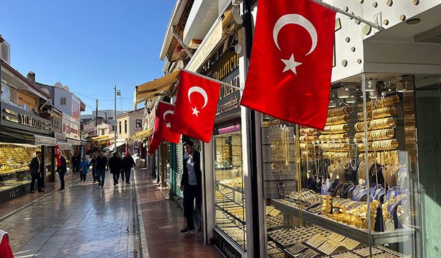 Dükkanların önü Türk Bayrakları ile donatıldı