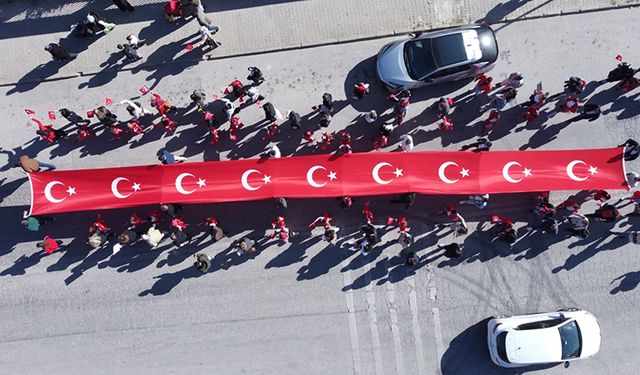 Anaokullu öğrenciler Cumhuriyet'in 101'inci yılında 101 metrelik Türk bayrağı açtı