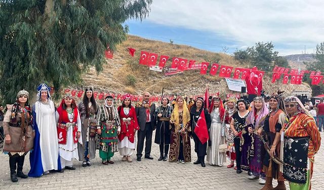 ‘Kahraman Türk Kadınları’ tiyatro gösterisi yoğun ilgi gördü