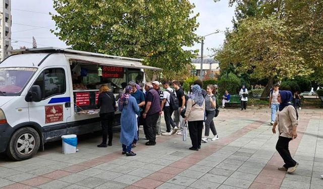 İkbal Uzuner ve Ayşenur Halil hayrına lokma dağıtıldı