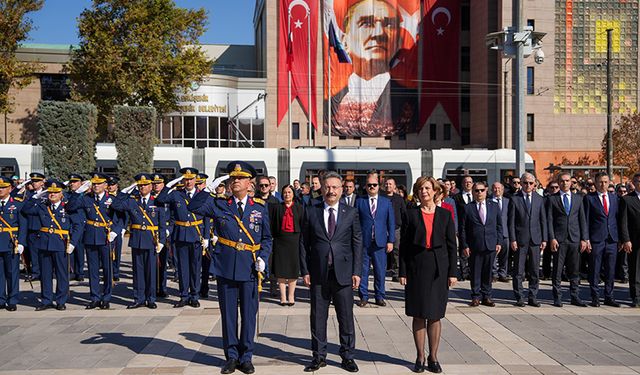 Cumhuriyetimizin 101. yılı çelenk sunma töreniyle başladı