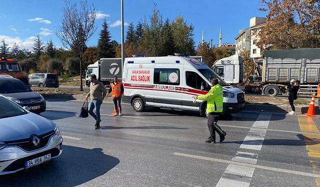 Karşıdan karşıya geçmeye çalışan yayaya otomobil çarptı