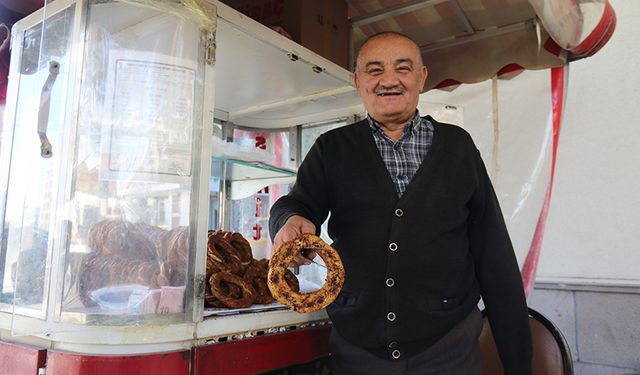 Tek koluna rağmen hayata dört elle sarılan simitçinin azmi takdir topluyor