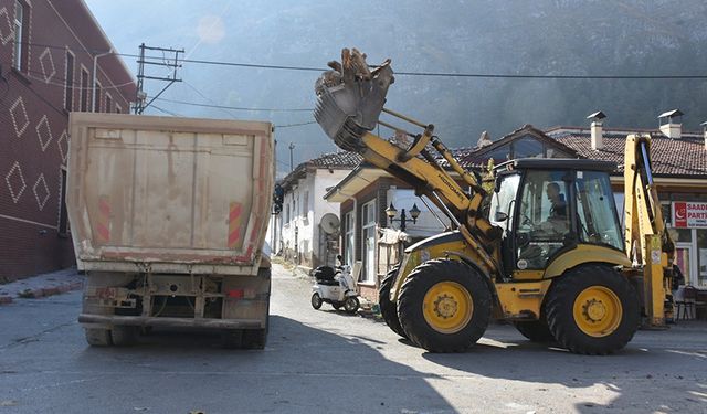 İnönü'de tehlike saçan metruk bina yıkıldı