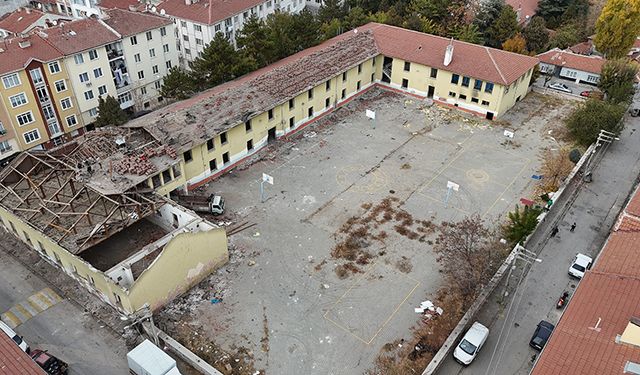 Uyuşturucu yuvasına dönen okulun yıkımına başlandı