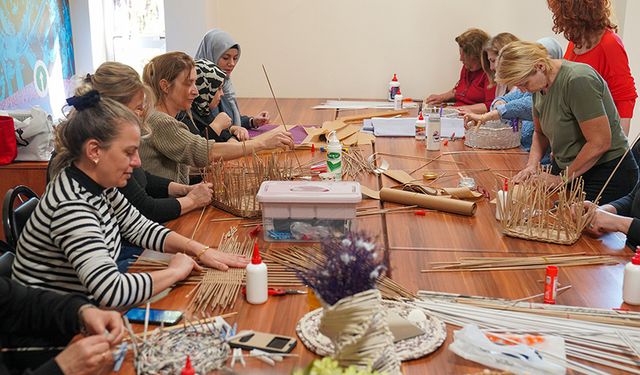 Atık kağıtları takı yaparak değerlendiriyorlar