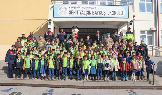 Dünya Çocuk Hakları Günü nedeniyle jandarma ekiplerinden ilkokul ziyareti