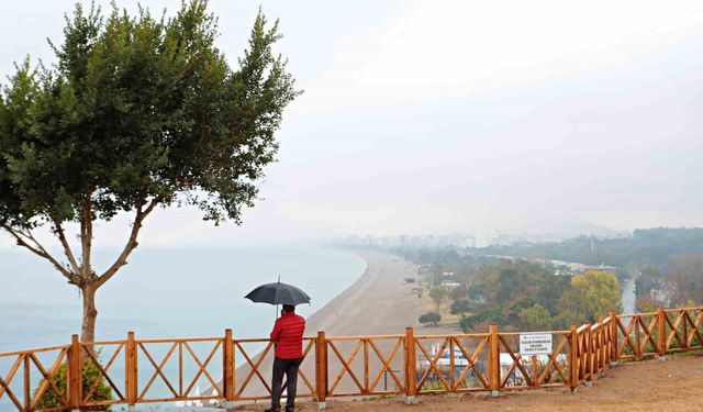 Antalya’da yağmur altında deniz keyfi