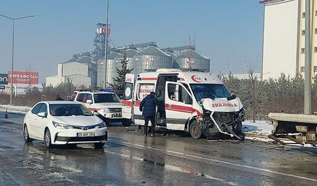 Erzurum'da ambulanslarında karıştığı trafik kazası: 9 yaralı