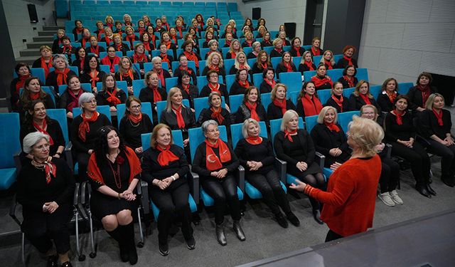 Kadınlar Korosu Ferdi Tayfur'u 'Ben de özledim' şarkısıyla andılar