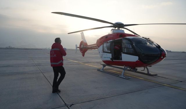 Ambulans helikopter bir günlük bebek için havalandı