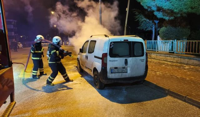 Bilecik’te Park Halindeki Araç Yandı, Kullanılamaz Hale Geldi