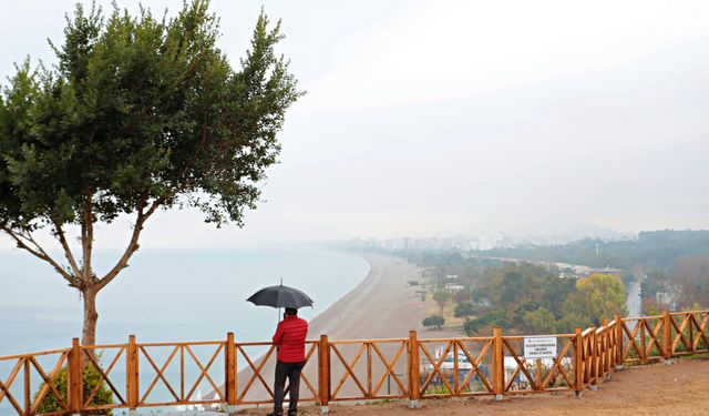 Yağmura Rağmen Konyaaltı Sahili'nde Balık Tutma ve Denize Girme Keyfi