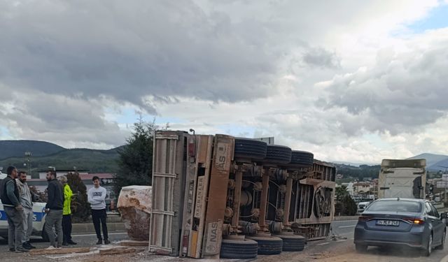 Menteşe-Yatağan Karayolunda TIR Kazası: Yol Trafiğe Kapandı