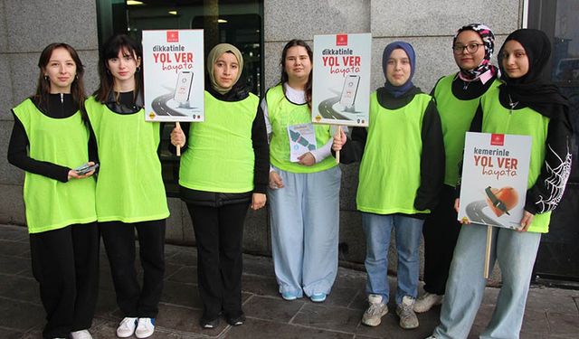 Öğrenciler trafik polisi oldu, yolcu ve sürücüleri uyardı