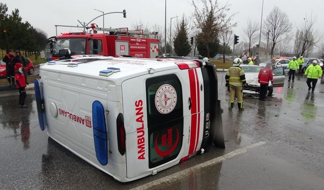 Ambulansla otomobil çarpıştı